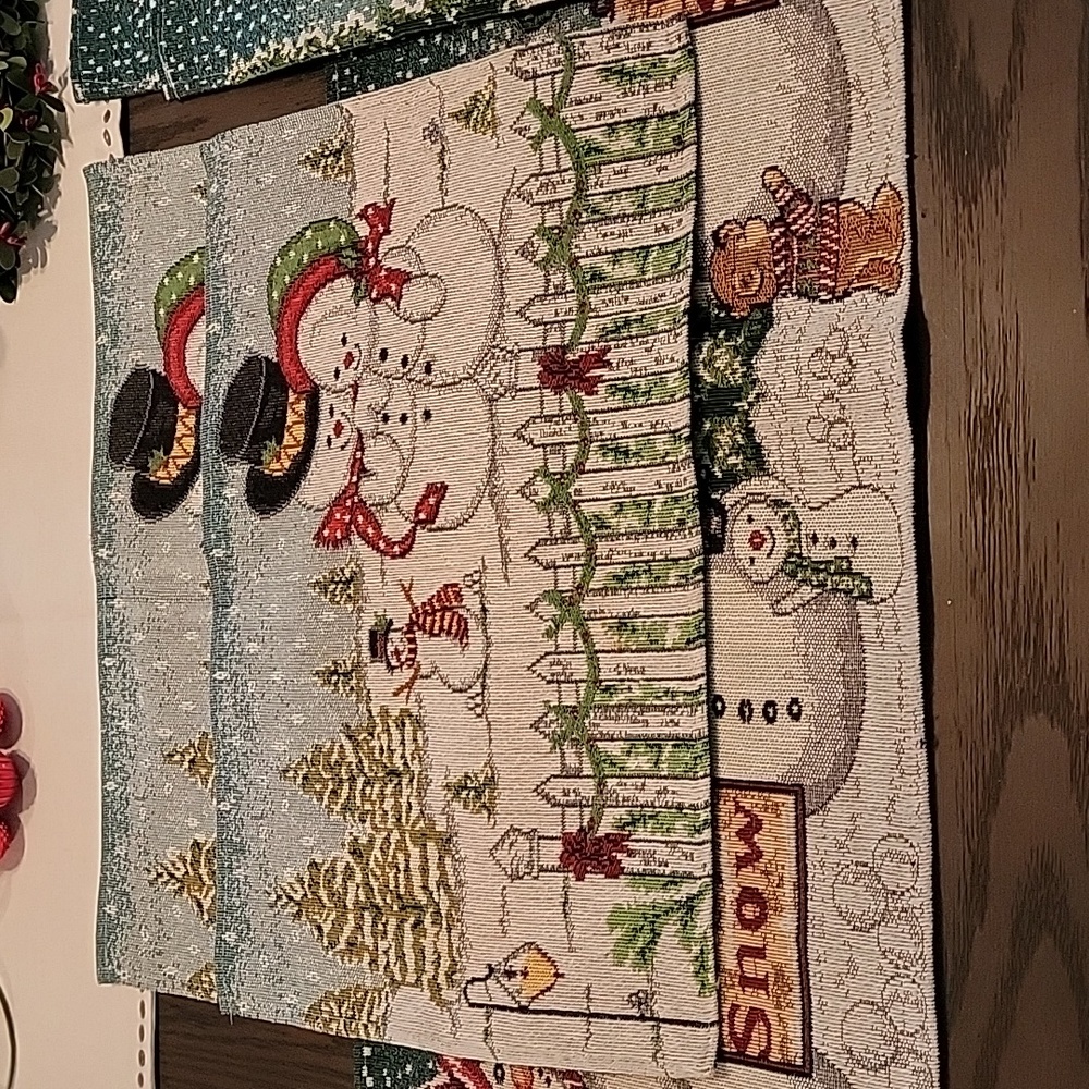 Winter Scene Holiday Table Runner and 4 Placemats EUC 72in long - Picture 4 of 4